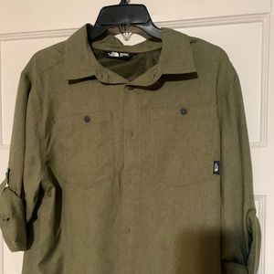 North Face Mens, lightweight camping/ outdoor shirt with button up sleeves, M,